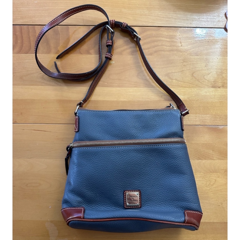Dooney and Bourke Grey Pebble Crossbody Purse Handbag Gently Used